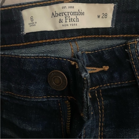 BNWT Abercrombie & Fitch dark wash skinny stretch jeans size 28. - Picture 2 of 4